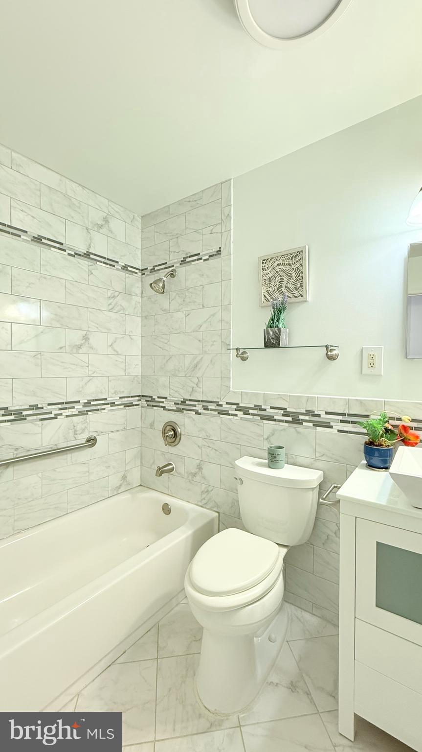 COUNTRY CLUB MANOR - Residential