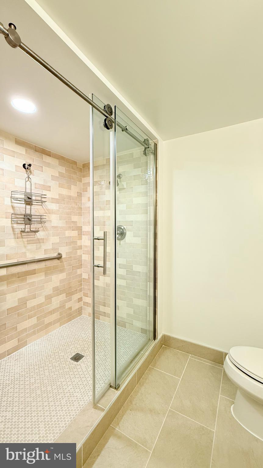 COUNTRY CLUB MANOR - Residential