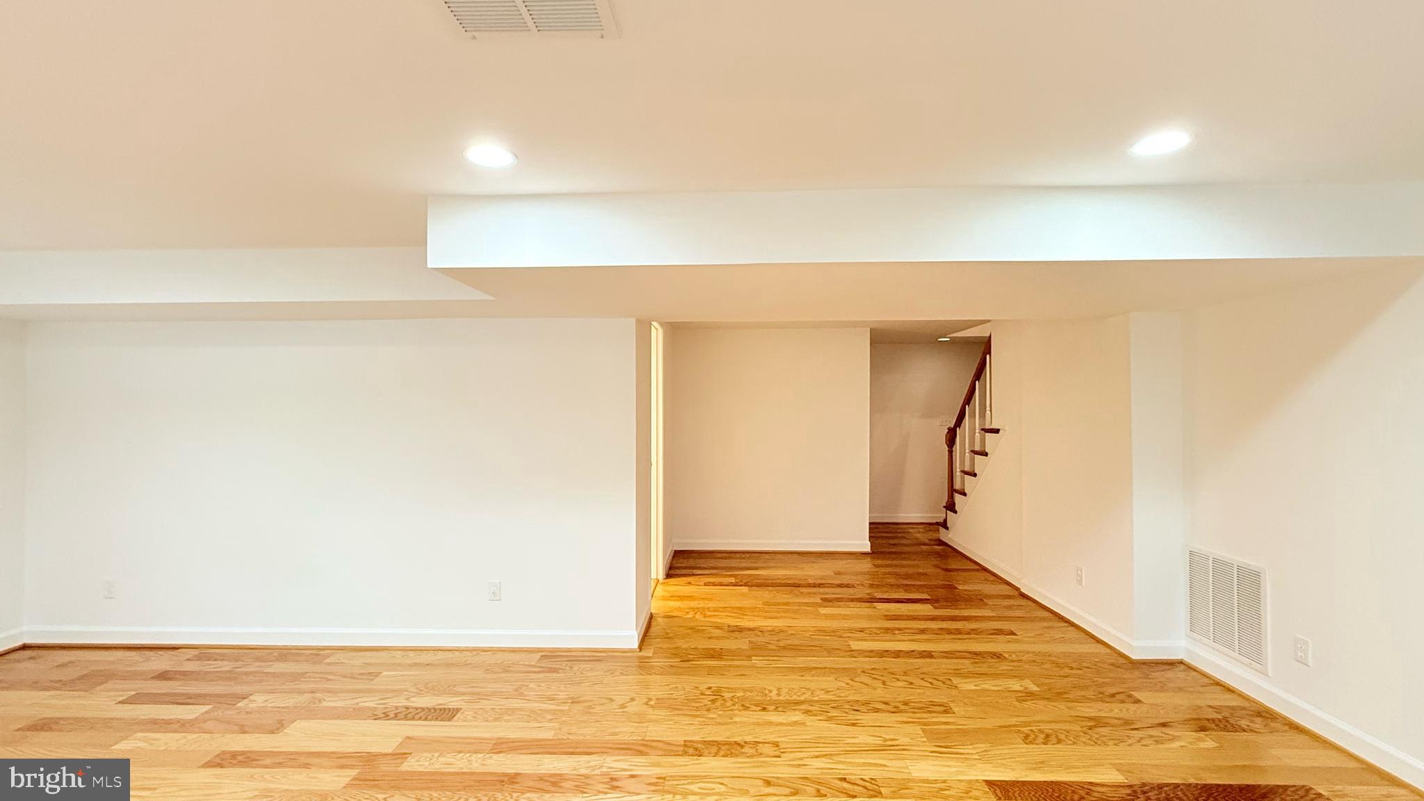 COUNTRY CLUB MANOR - Residential