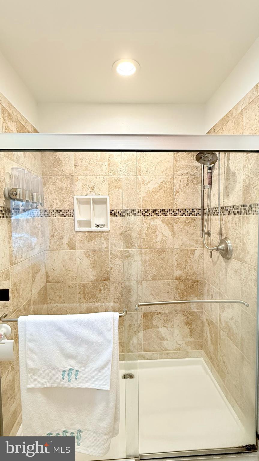 COUNTRY CLUB MANOR - Residential