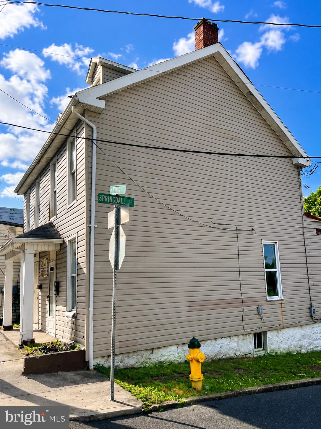 27 W FIRST STREET W