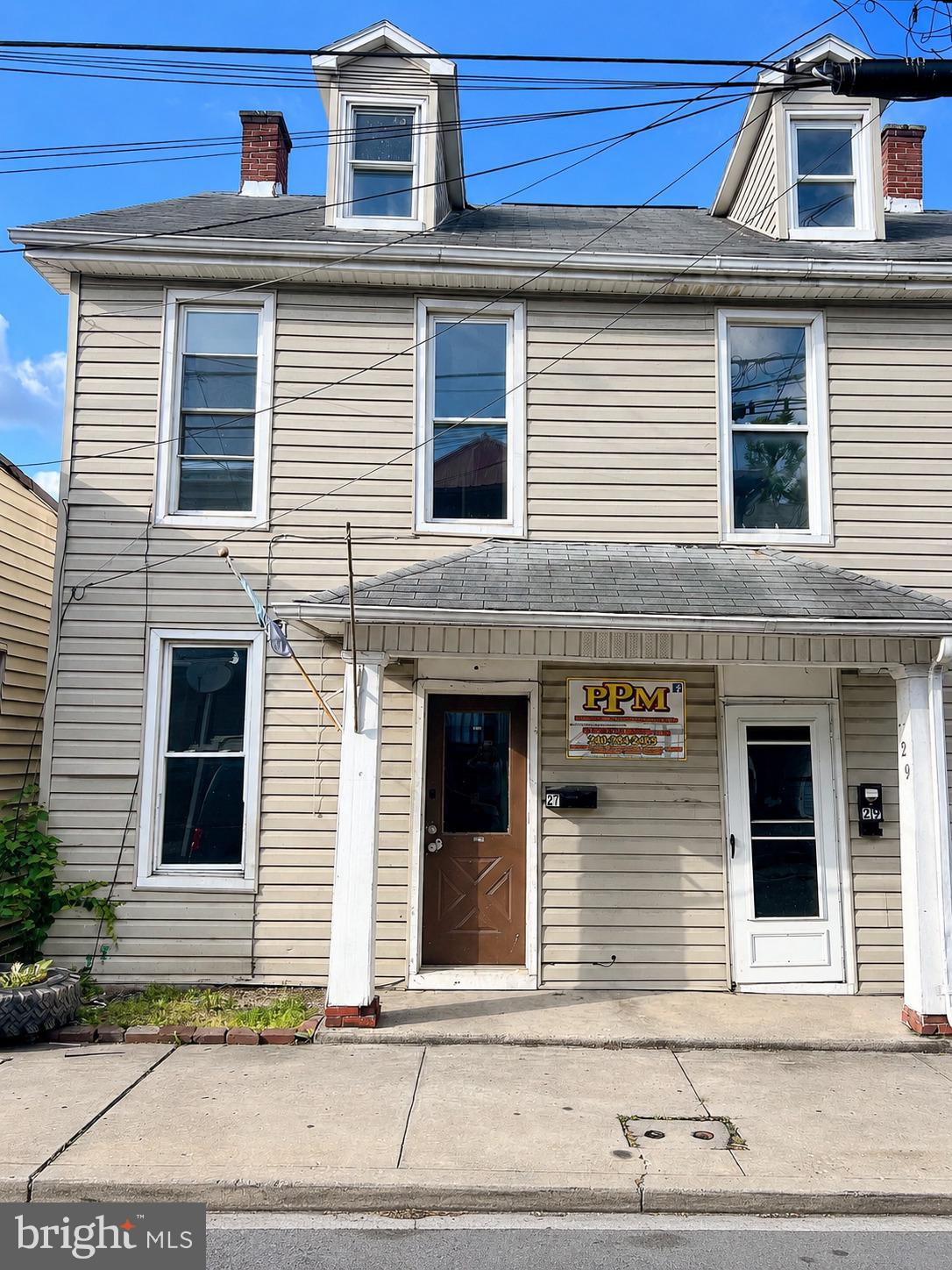 27 W FIRST STREET W