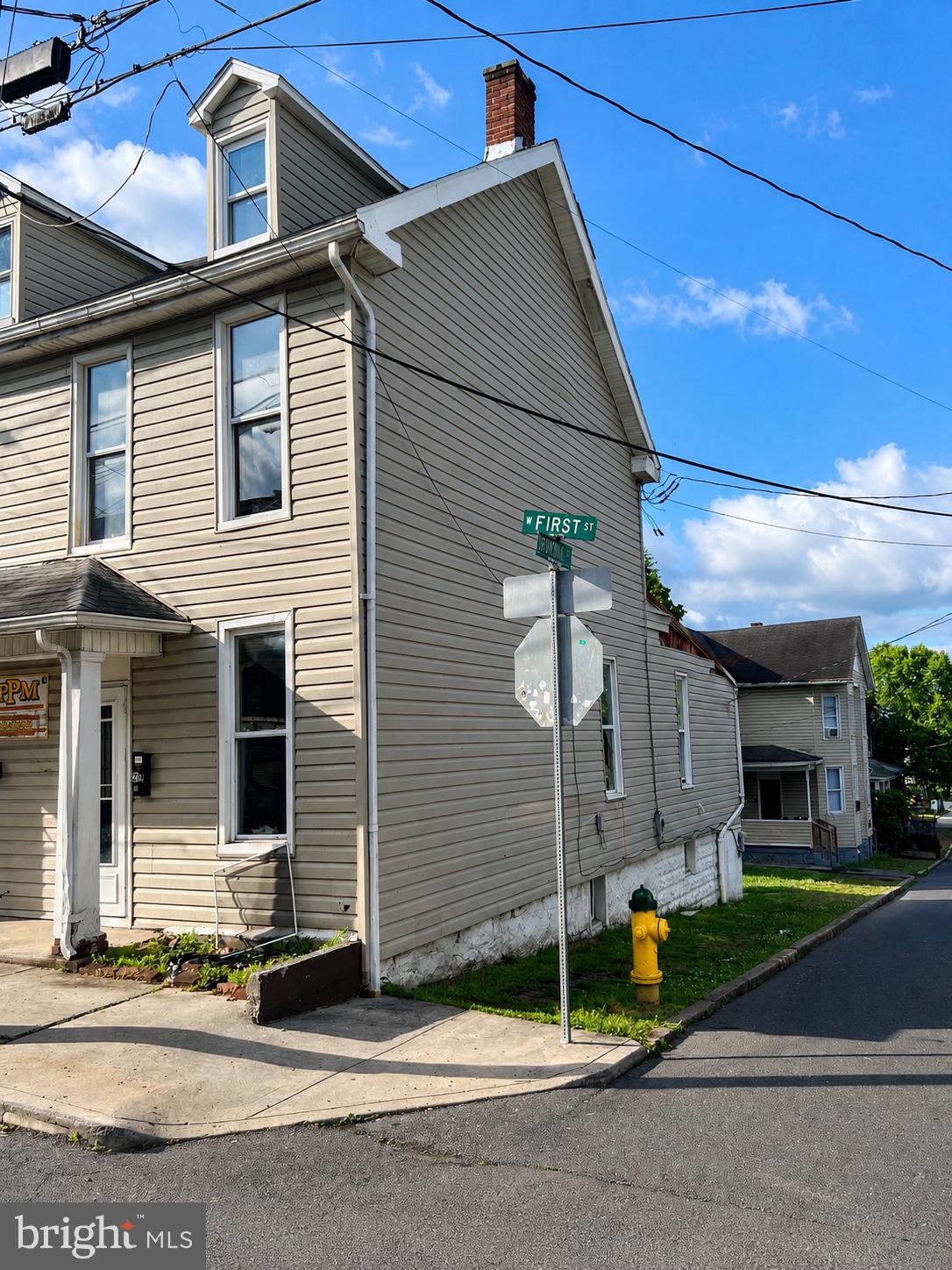 27 W FIRST STREET W