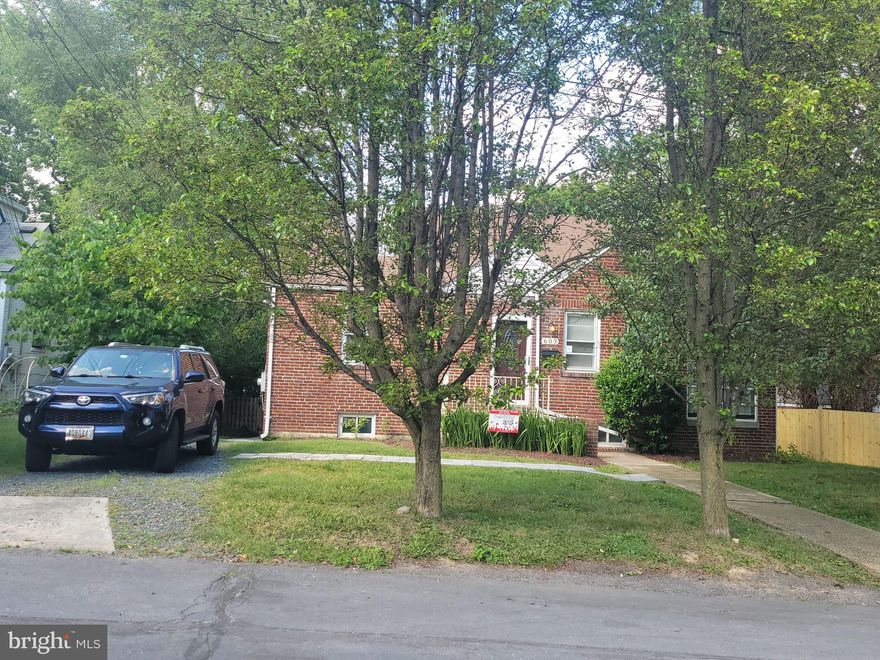 Beautiful detached capecod house with 3 bedrooms (not including an extra bedroom in the basement), 2 bathrooms,  in good condition.  Finished walk out basement, sunroom, large yard, driveway for 3+ cars,  walking distance from schools and public transportation..