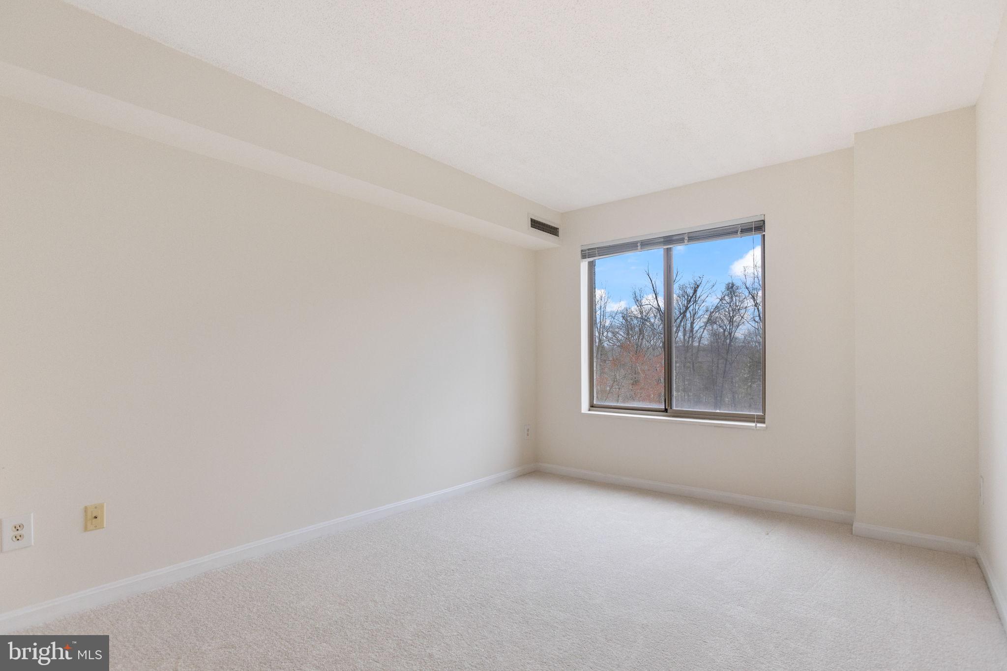 LANSDOWNE WOODS - Residential