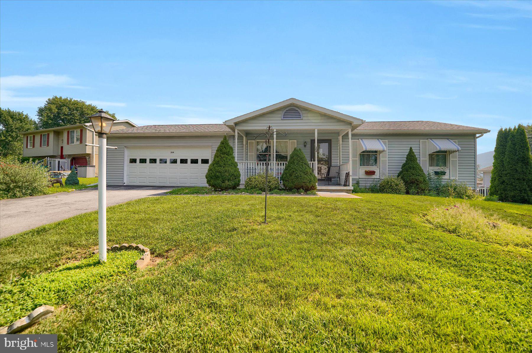 Well maintained and loved one owner home that includes 3 bedroom and two baths on a cut de sac . The main floor incudes 3 bedrooms and a full bath. Enjoy the front porch and rear deck with a fenced in year . Lower level family room with a fireplace. Fireplace has a rented Propane Tank
24 hr notice please