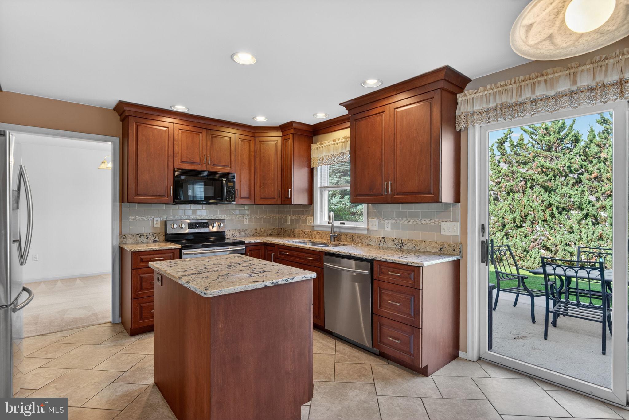 30 RED MAPLE CIRCLE