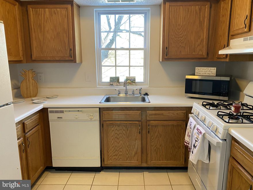 This Condo has been Updated with New Flooring and Newer Windows. Spacious Open Floor Plan, Large Living Room, Separate Dining Area, 2 Good Sized Bedrooms and 1.5 Bathrooms. Move In Ready! Condo Fee Included Water, Close to Shopping and 795. Immediate Delivery!