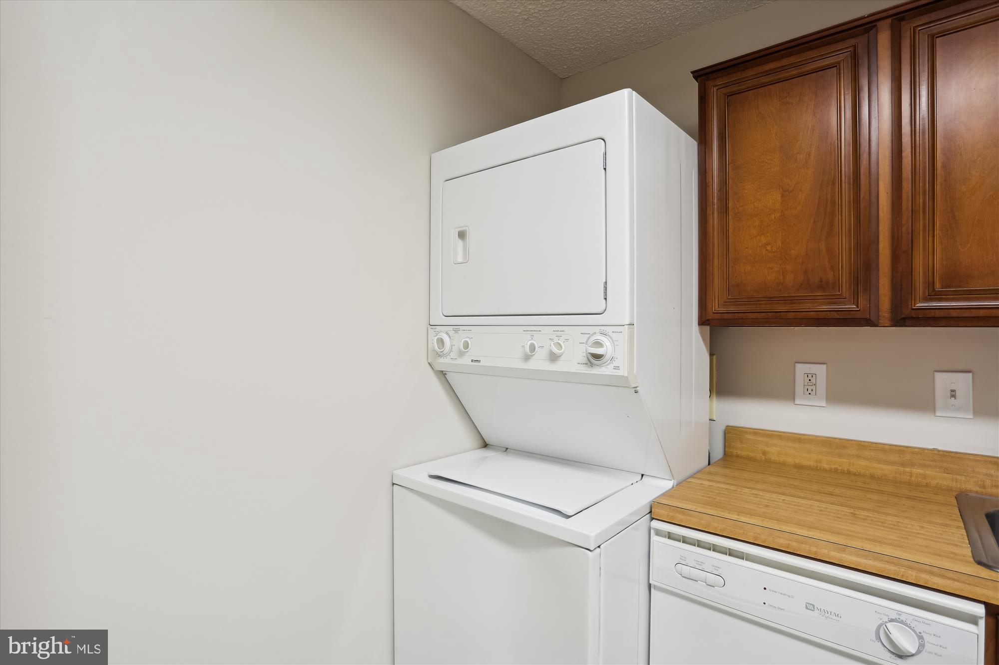 WESTLAKE TOWERS - Residential