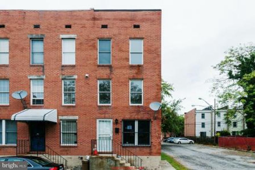 EOG 4 Level Townhome in the Upton Neighborhood features, 4 Bdrms, 1.5 BA, Partially finished basement, rear deck & C/AC. Property needs some work but has lots of potential. Close to all major public transportation. SOLD AS-IS.GR/HOA/Condo/FF fees TBD by buyer.>> AGENTS   SEE AGENT REMARKS FOR OFFER INSTRUCTIONS.