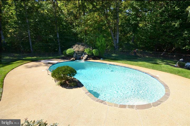 SOUTH RIVER COLONY - Residential