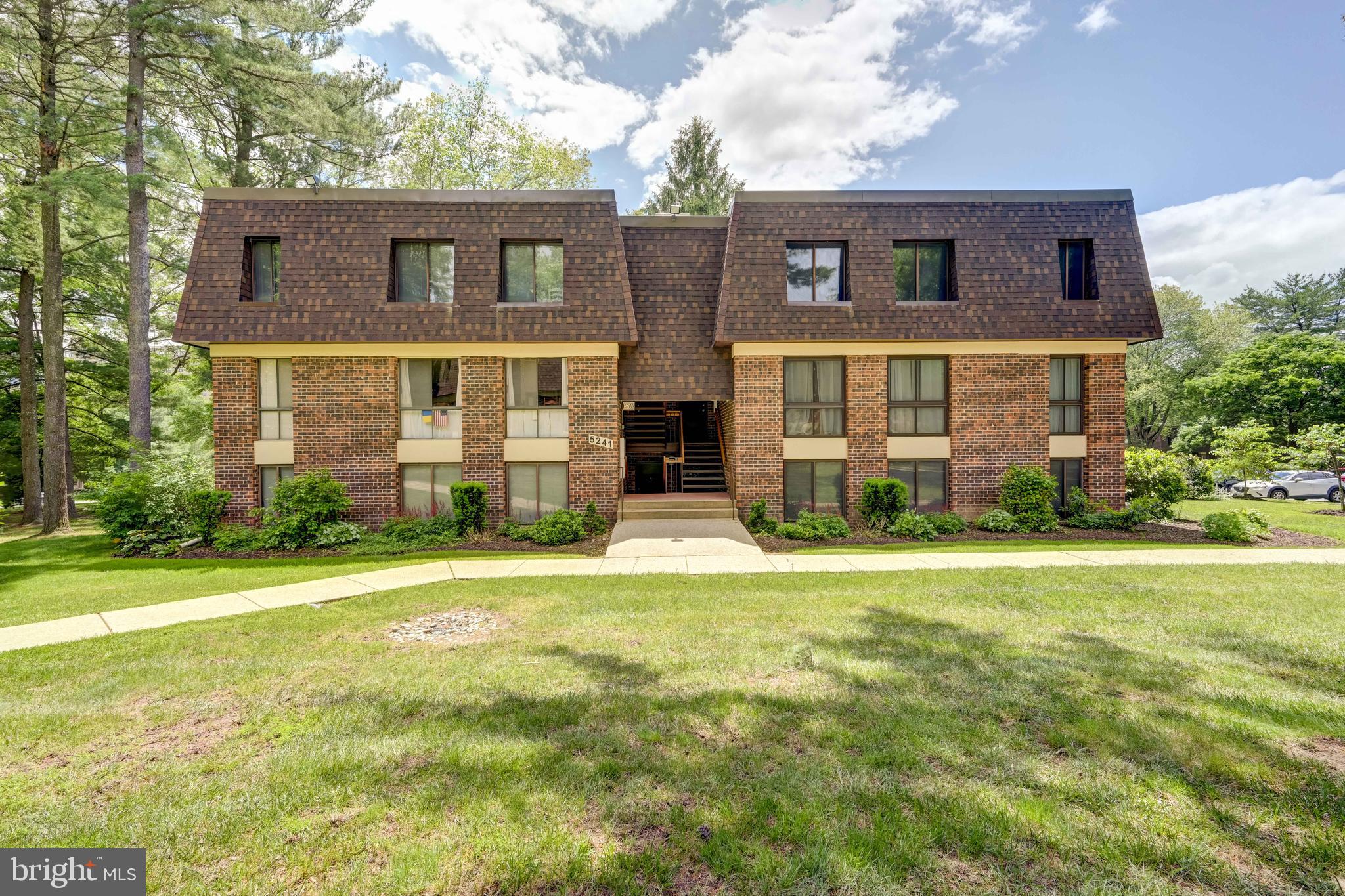 Welcome to this beautifully updated 2-bedroom, 2-bathroom condo ideally located just steps from the vibrant Mall in Columbia. This move-in ready home features a modern kitchen with sleek cabinetry, granite countertops, and stainless steel appliances—perfect for everyday living and entertaining. Enjoy brand-new flooring throughout that adds a fresh, contemporary touch to every room. The open-concept living and dining area offers plenty of natural light and a seamless flow to a private balcony. Both spacious bedrooms feature generous closet space, and the primary suite includes a private full bathroom for your convenience.With shopping, dining, parks, and entertainment right outside your door, this condo offers unbeatable walkability and a low-maintenance lifestyle in one of Columbia’s most sought-after locations.
Don't miss this incredible opportunity—schedule your showing today!