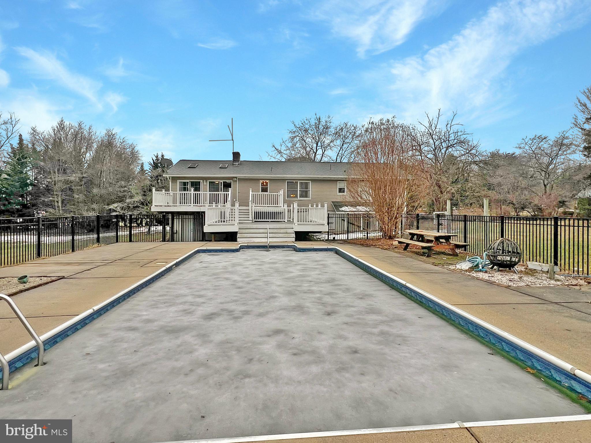 LEDGE LOWE ESTATES - Residential