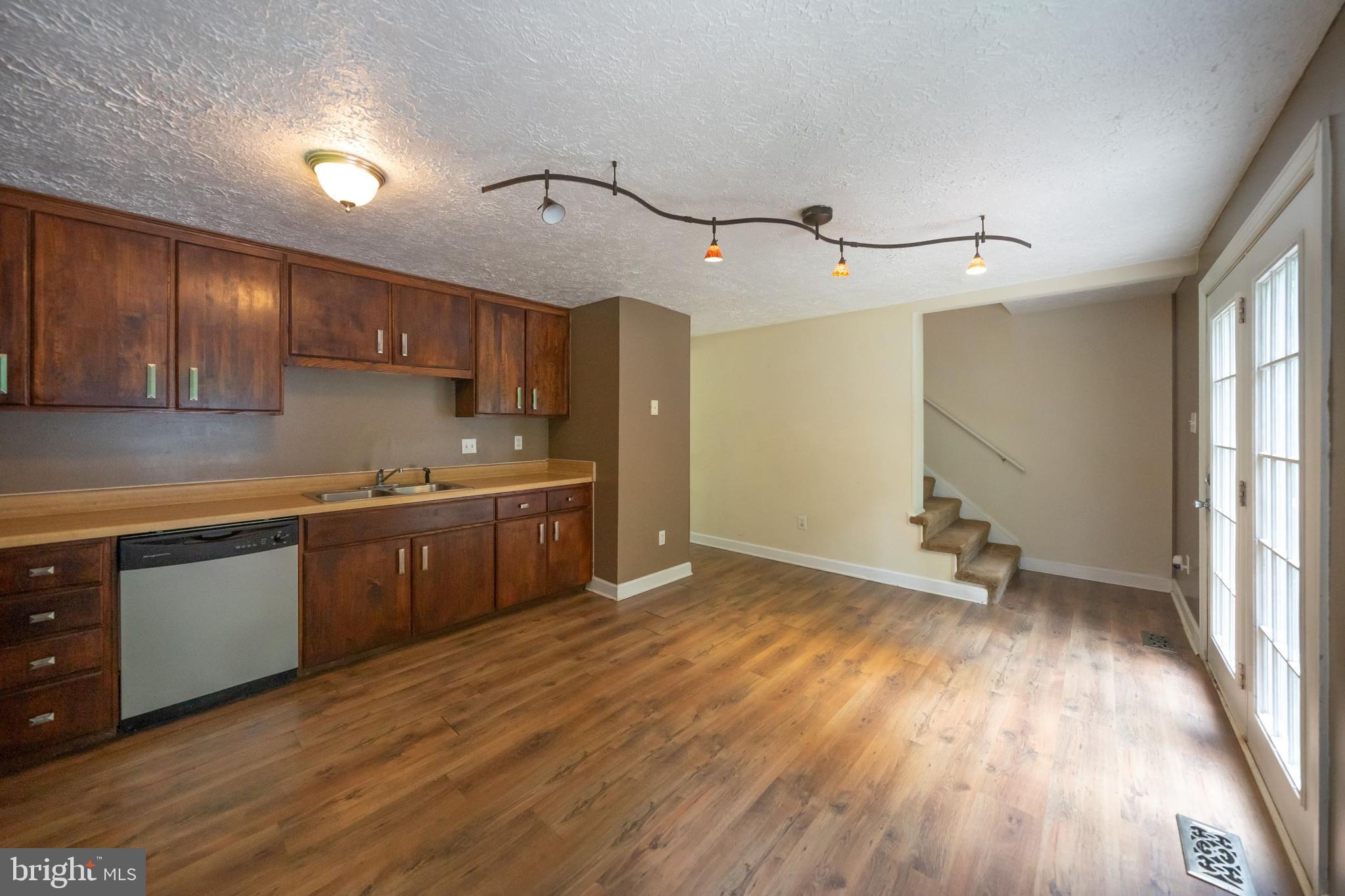 HUNTING QUARTERS - Residential