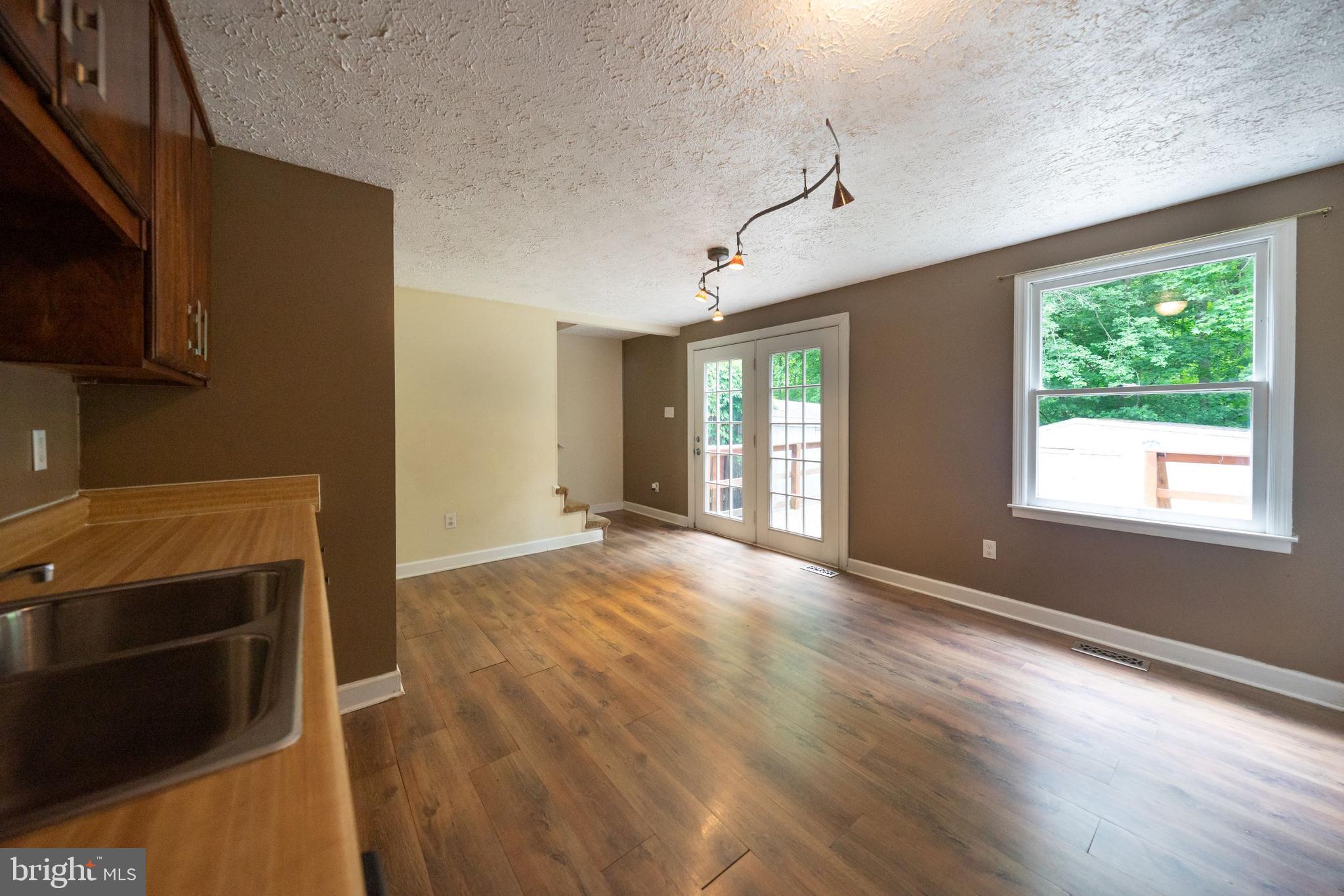 HUNTING QUARTERS - Residential