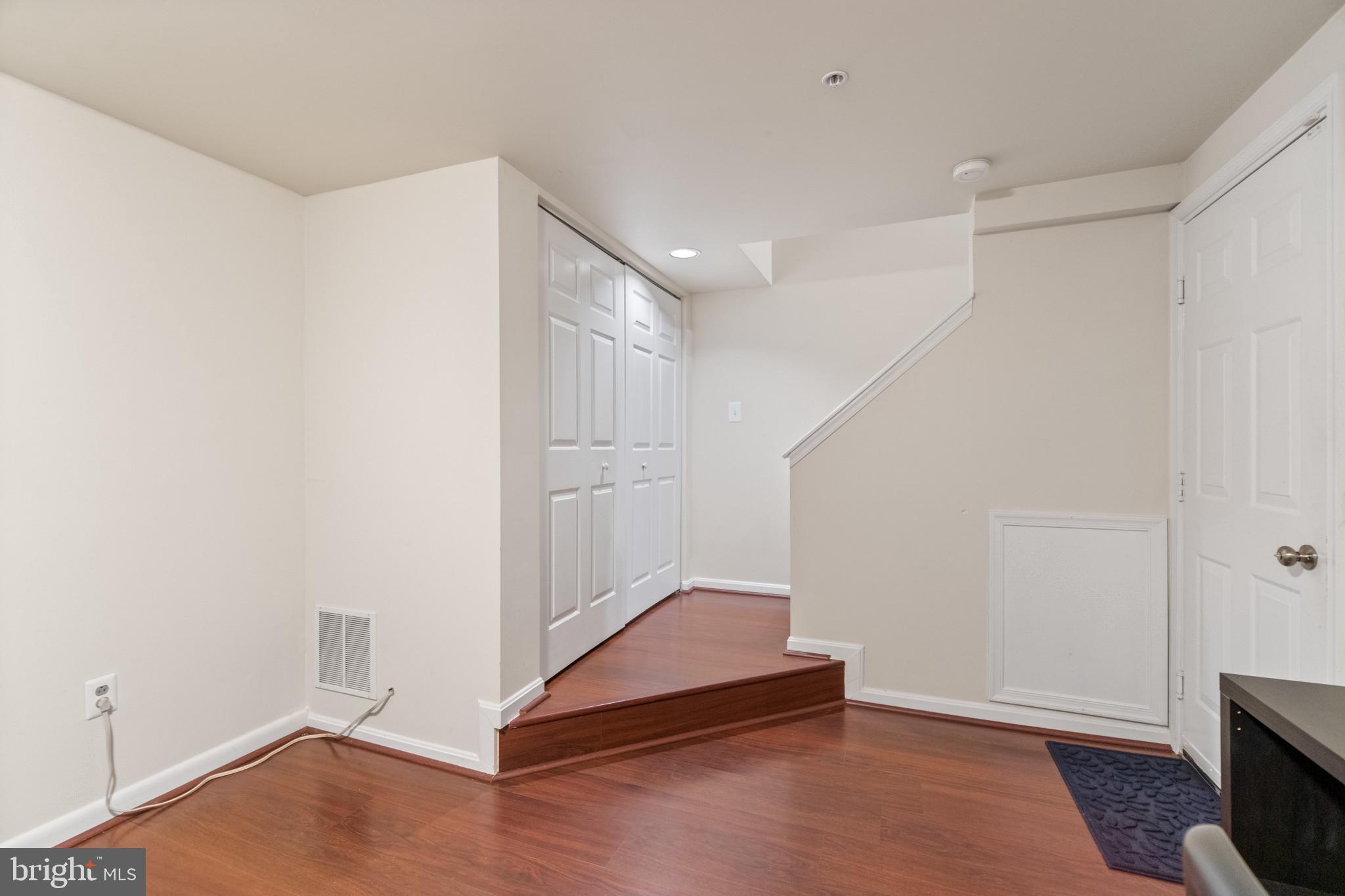 CROMWELL FOUNTAIN - Residential