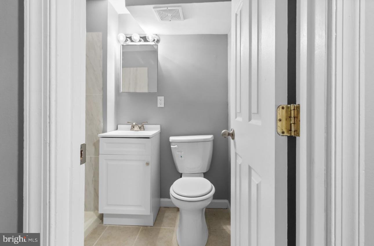 HOLLINS MARKET - Residential Lease