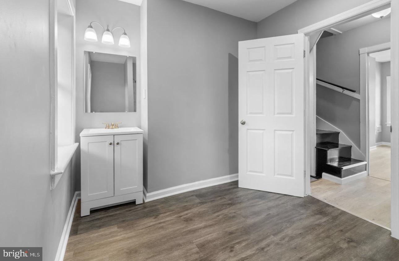 HOLLINS MARKET - Residential Lease