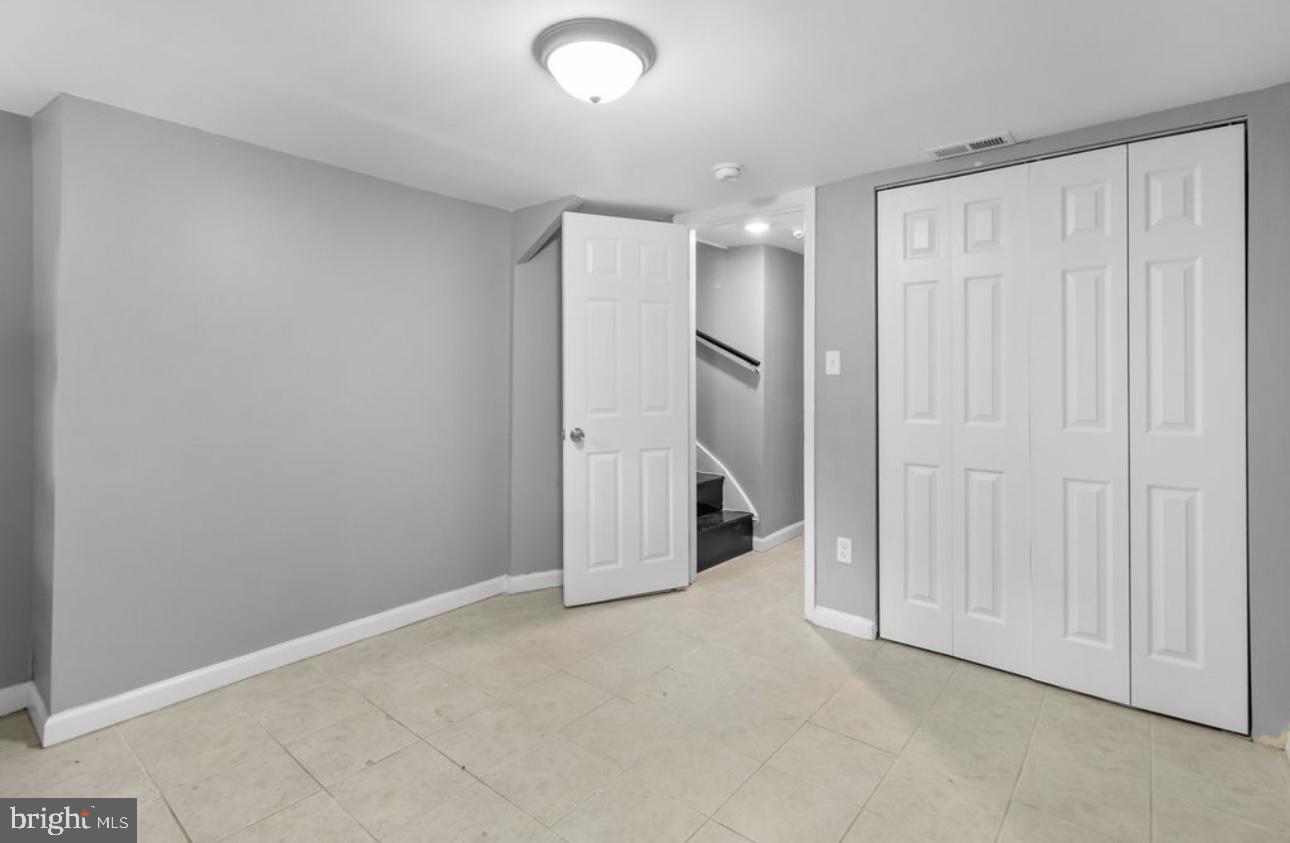 HOLLINS MARKET - Residential Lease