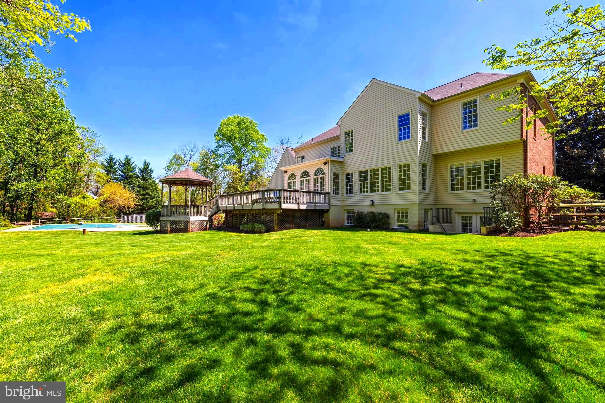 SHELTER LAKES - Residential