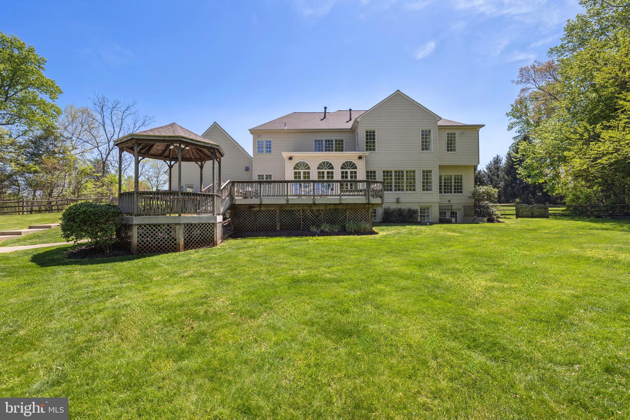 SHELTER LAKES - Residential