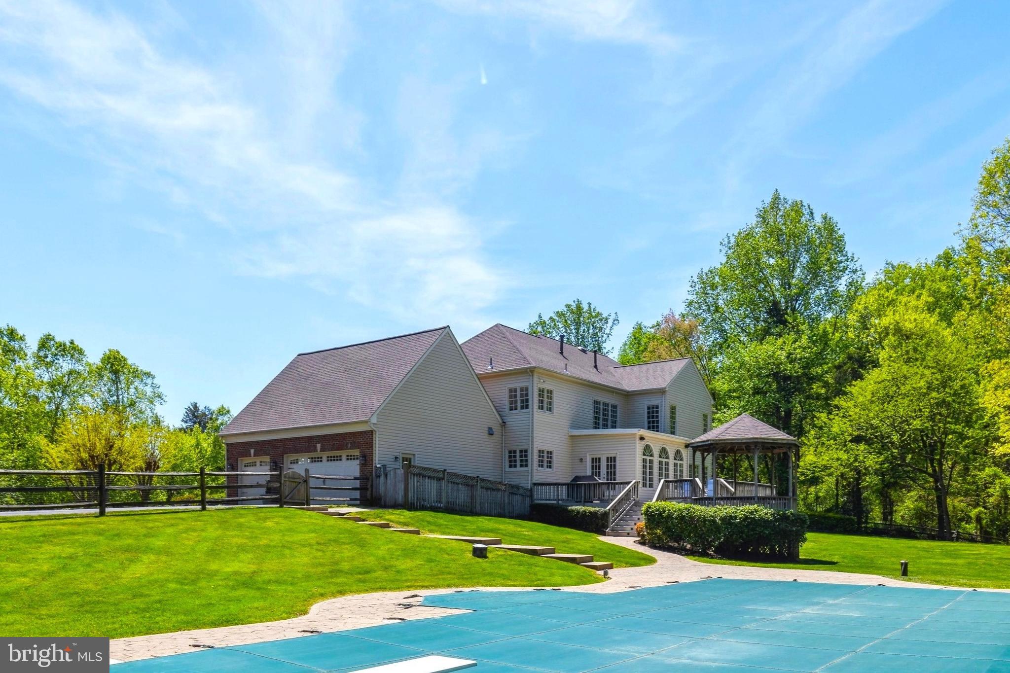 SHELTER LAKES - Residential