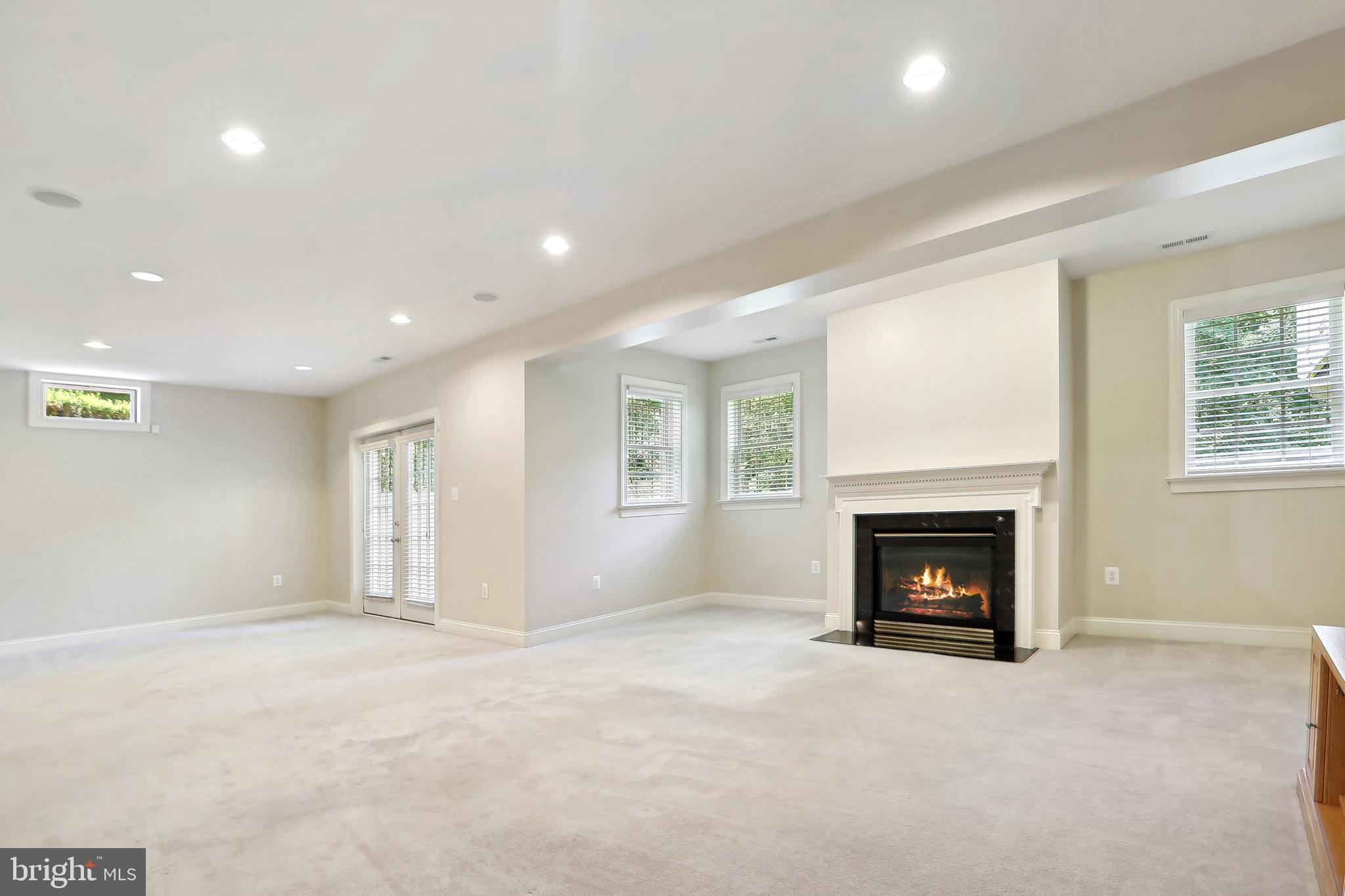 SHELTER LAKES - Residential