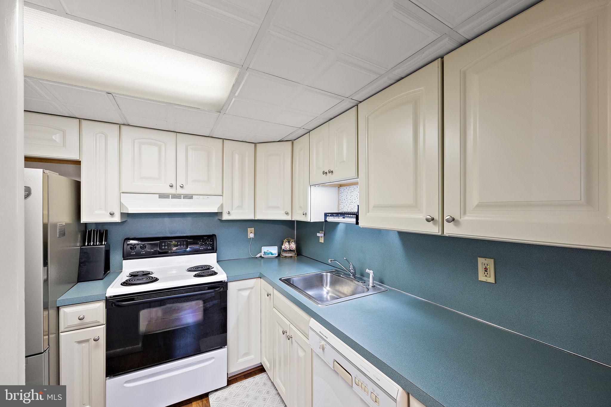 CROFTON COURT COND - Residential