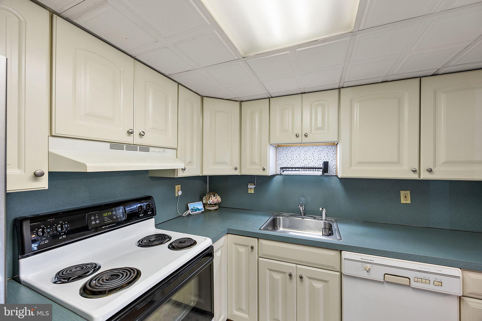 CROFTON COURT COND - Residential