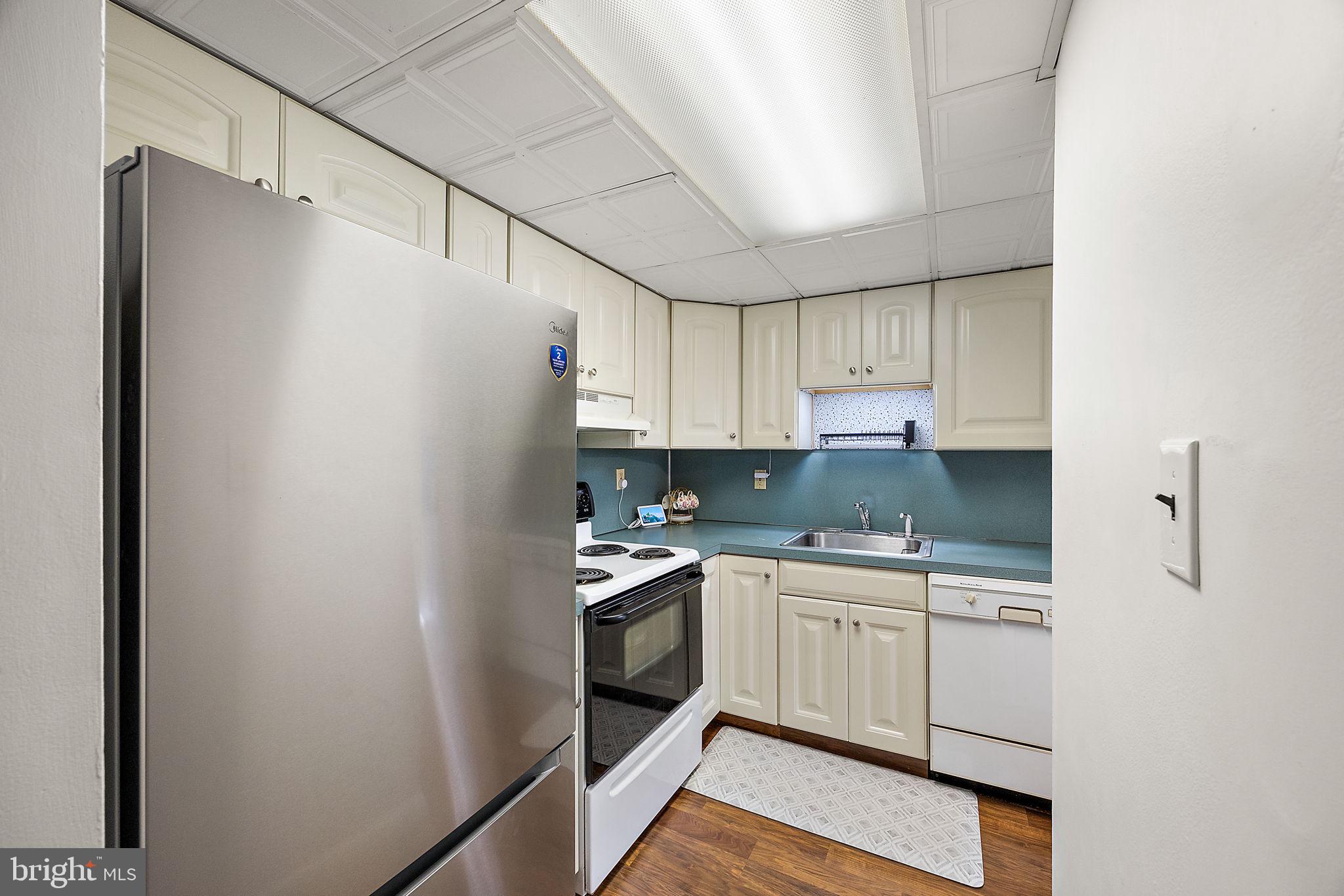 CROFTON COURT COND - Residential