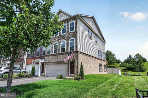 Townhouse For Sale - 25220 Prairie Fire Square<br/> ALDIE, VA 20105