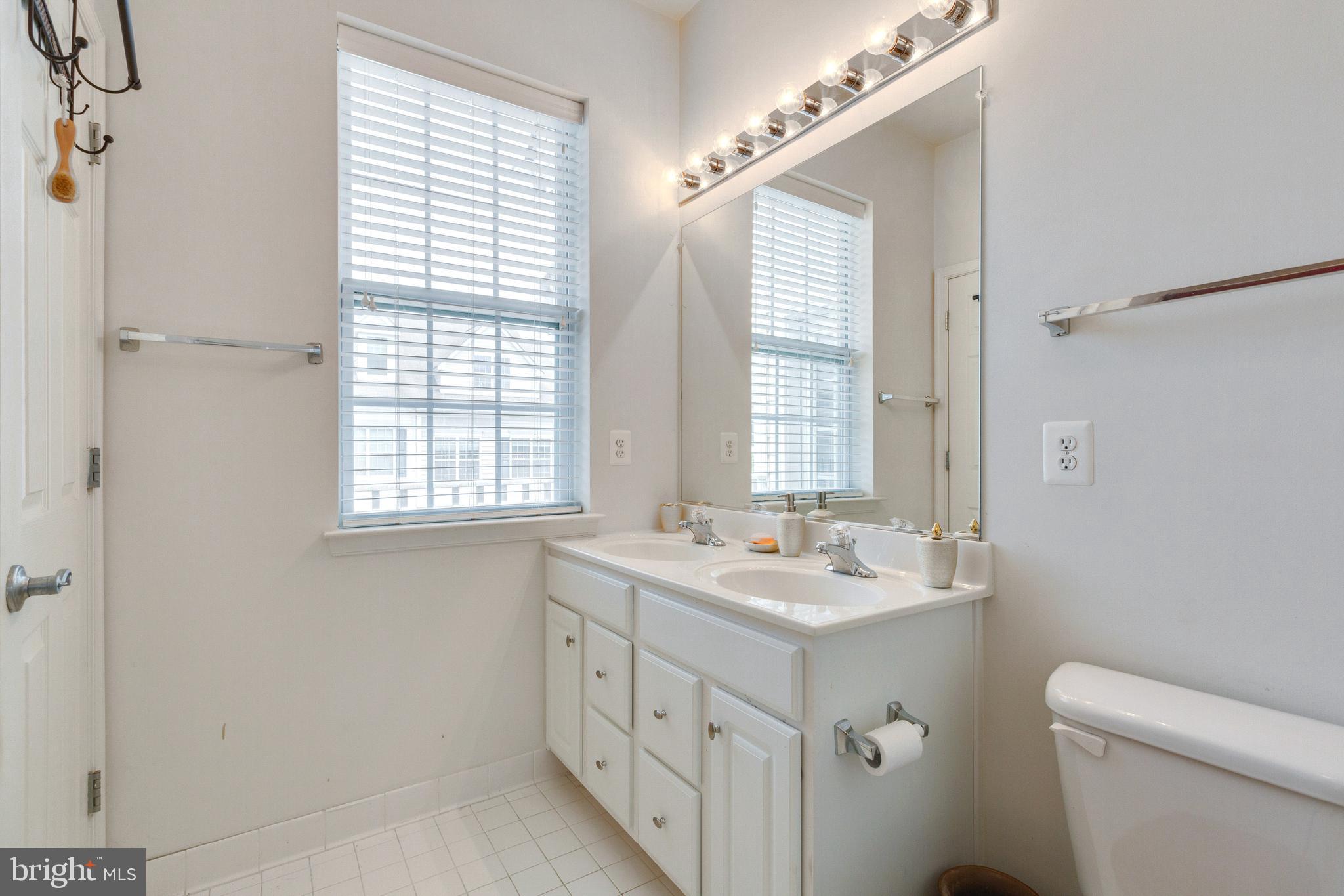 THE COMMONS ON WILLIAM SQUARE - Residential