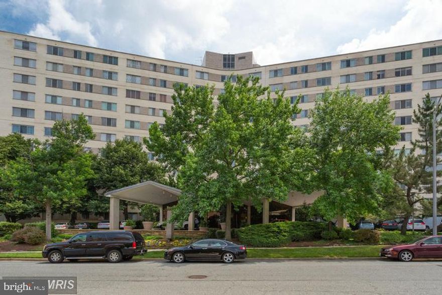 Preferred split level unit with 13 foot ceiling in the living room and a wall of glass that opens to the extra large balcony. The balcony is perfect for summertime entertaining and overlooks the landscaped gardens. There is a wintertime view of the DC skyline. The dining room is on the upper level and overlooks the living room. The kitchen, bedroom and renovated bath are also on the upper level.  The appliances are 1-2 years old. The unit has two large walk-in closets.  An underground garage space conveys with the unit.
Prospect House is a luxury condo with 24 hour desk service, security, an olympic style heated pool, newly renovated community room and exercise room. There is also a convenience store with dry cleaning service located on the lower level. The condo is located 5 blocks to the Rosslyn Metro and minutes to Reagan National Airport.