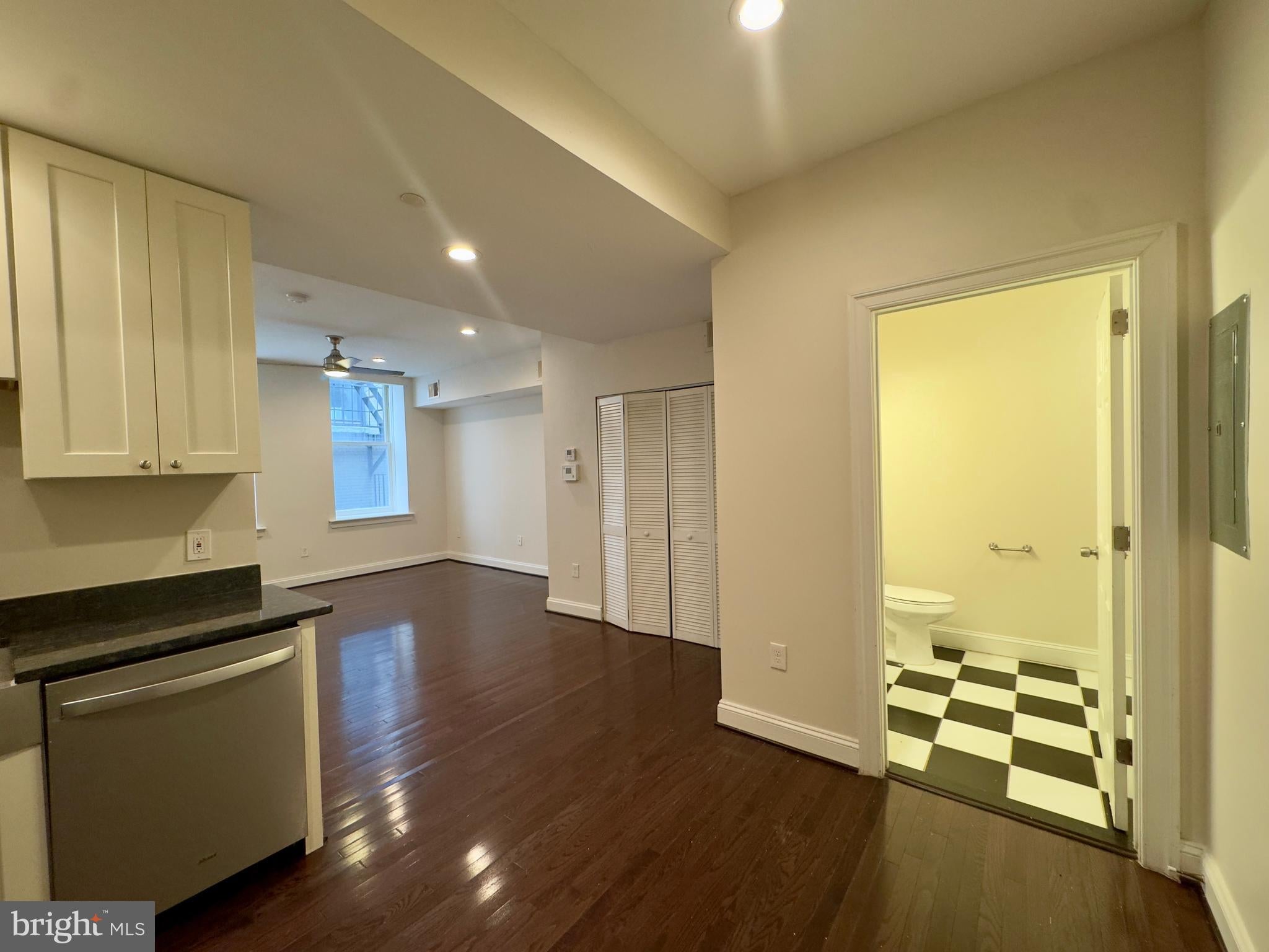 208 E REDWOOD STREET 5B