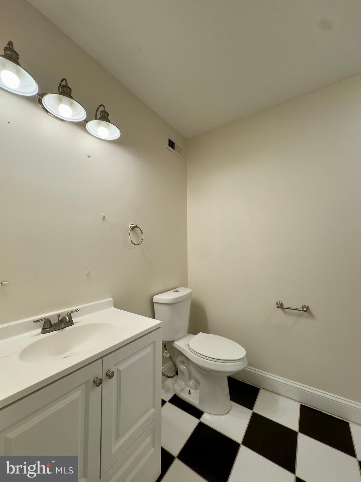 208 E REDWOOD STREET 5B