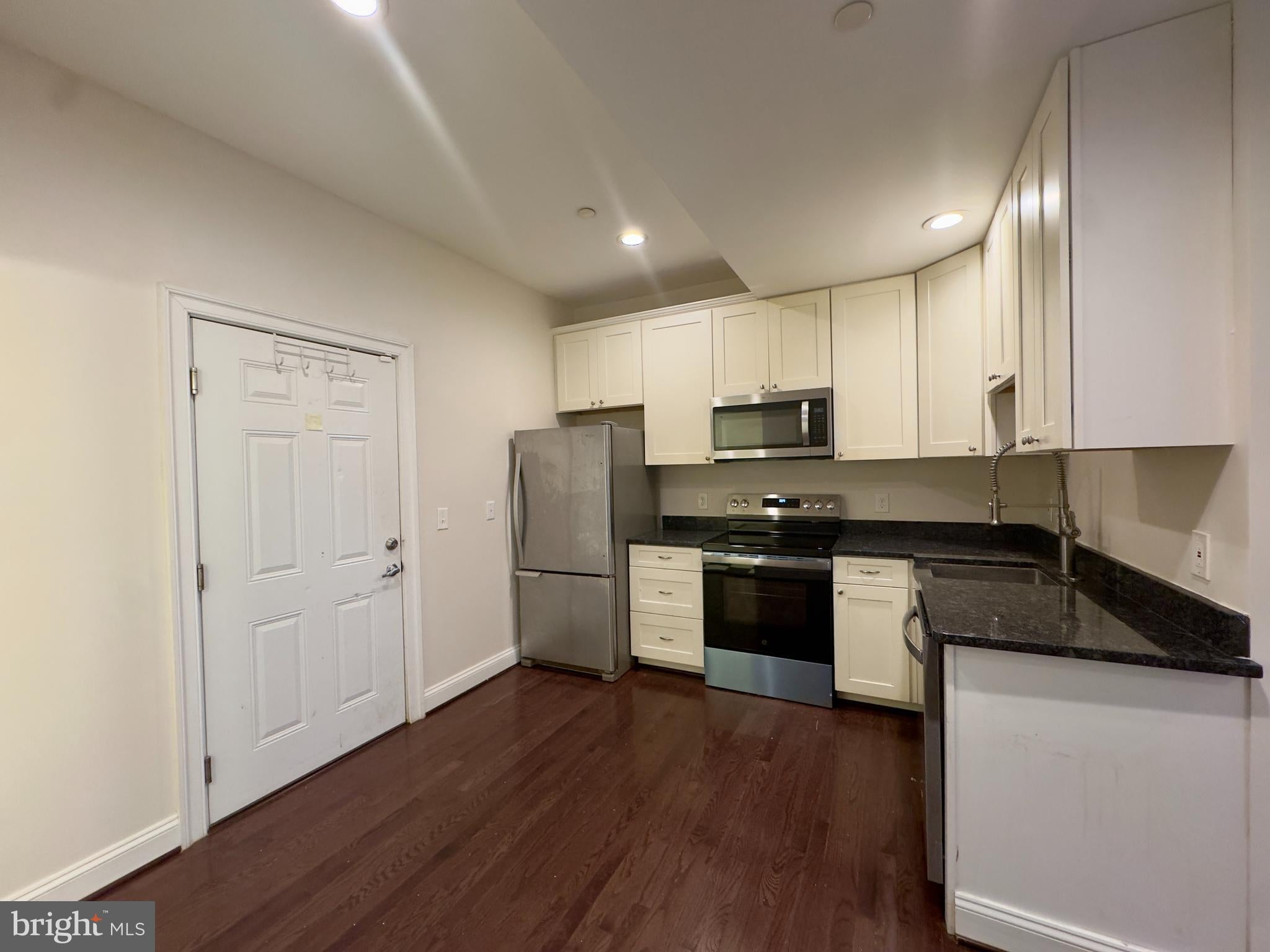 208 E REDWOOD STREET 5B