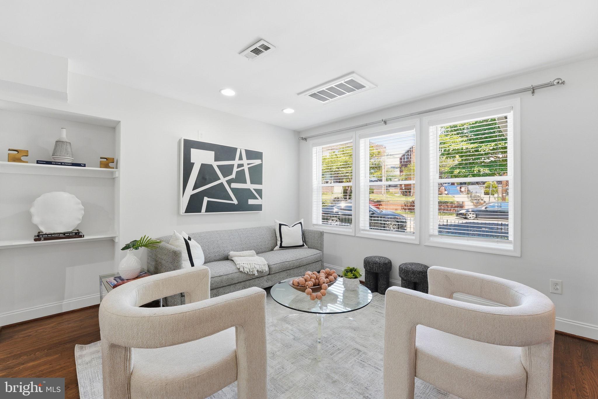 567 INGRAHAM STREET NE