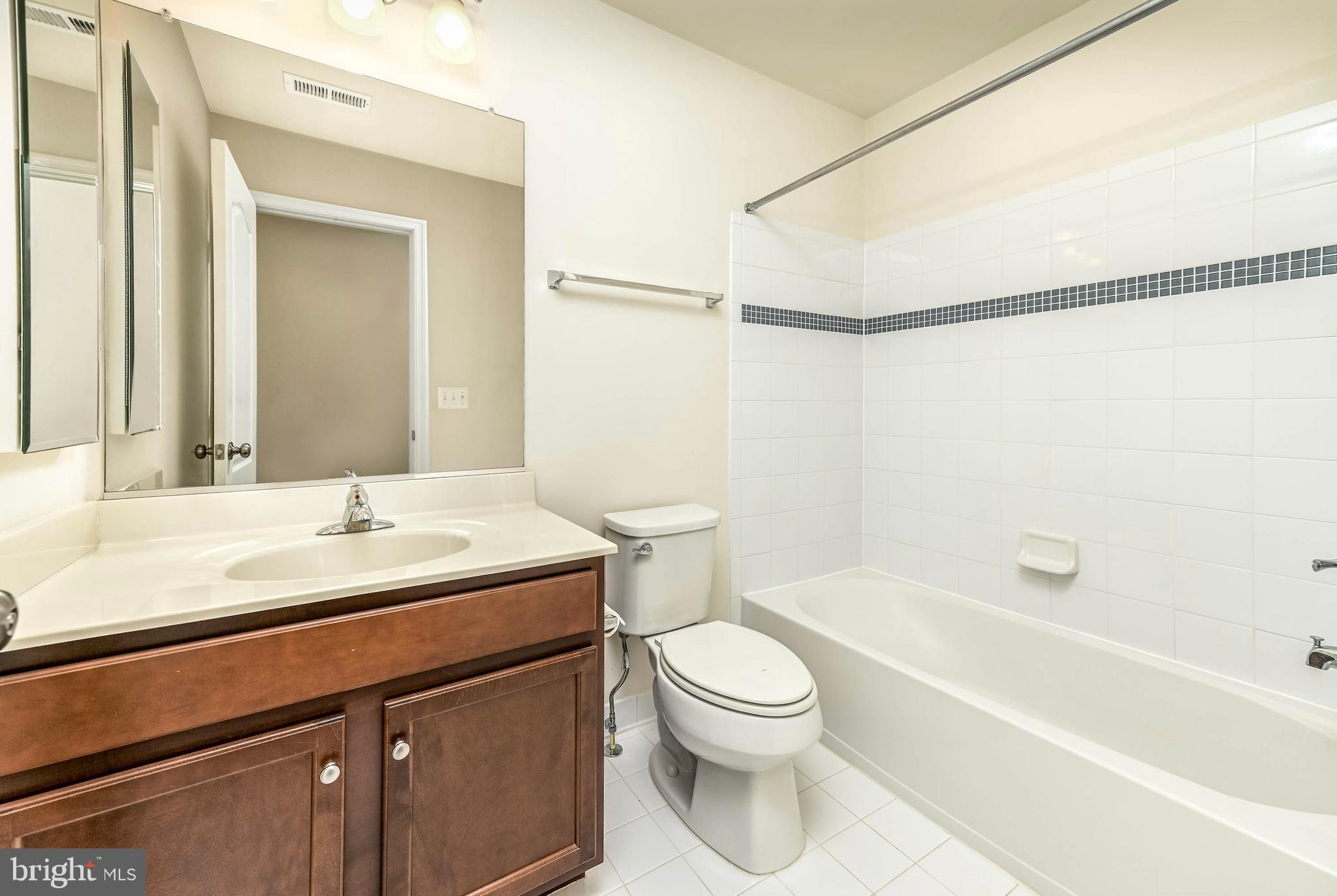 SIGNATURE AT BROADLANDS - Residential Lease