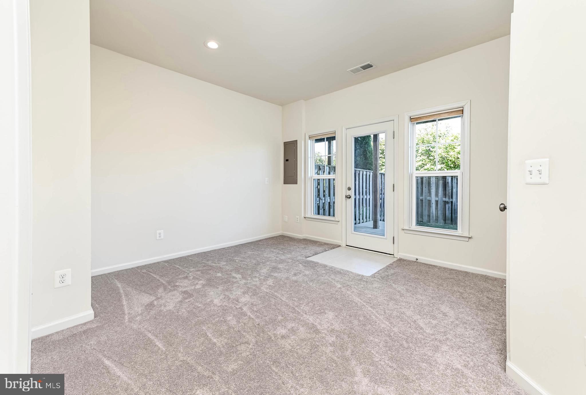 SIGNATURE AT BROADLANDS - Residential Lease