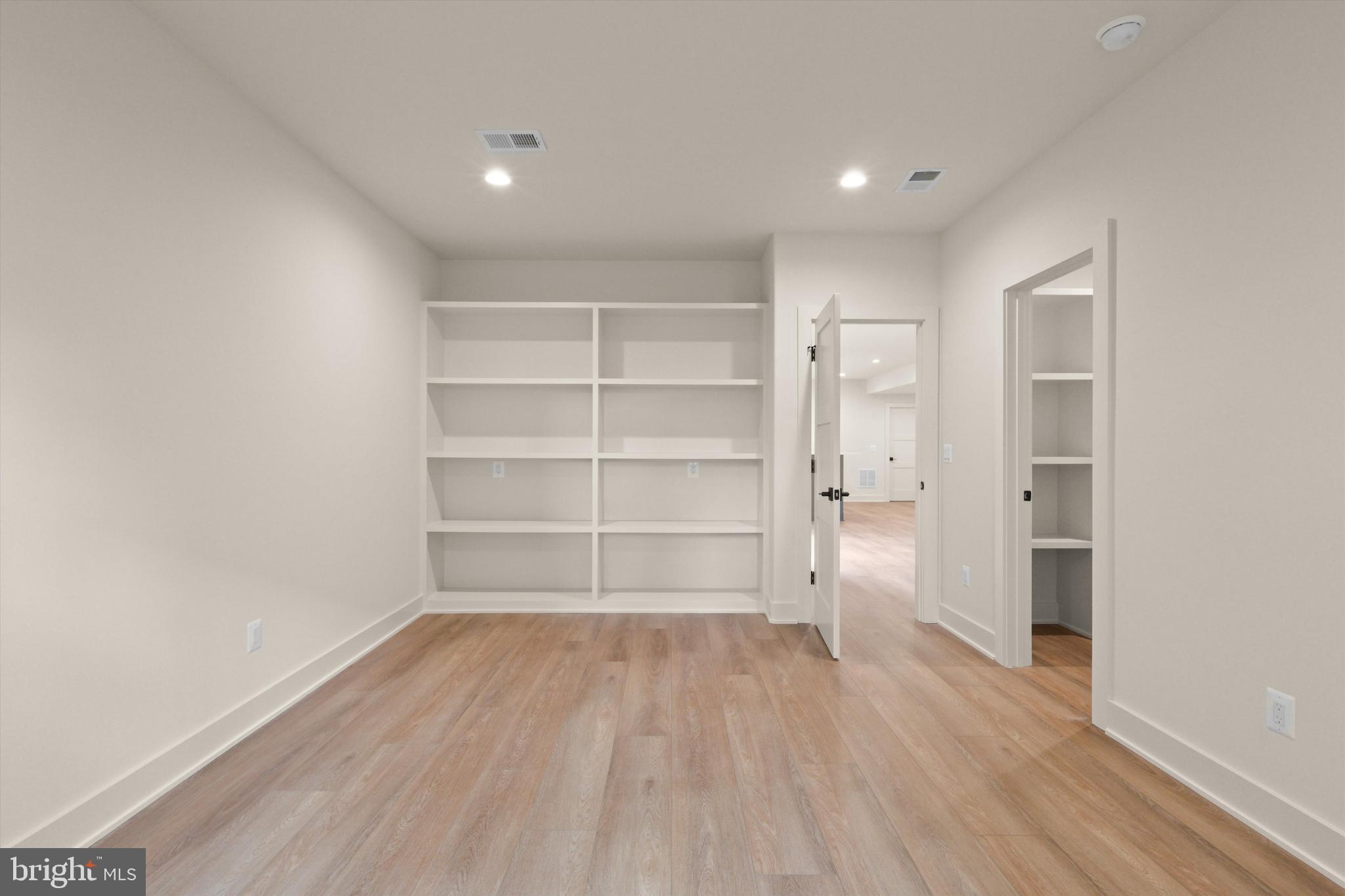 VIENNA WOODS - Residential