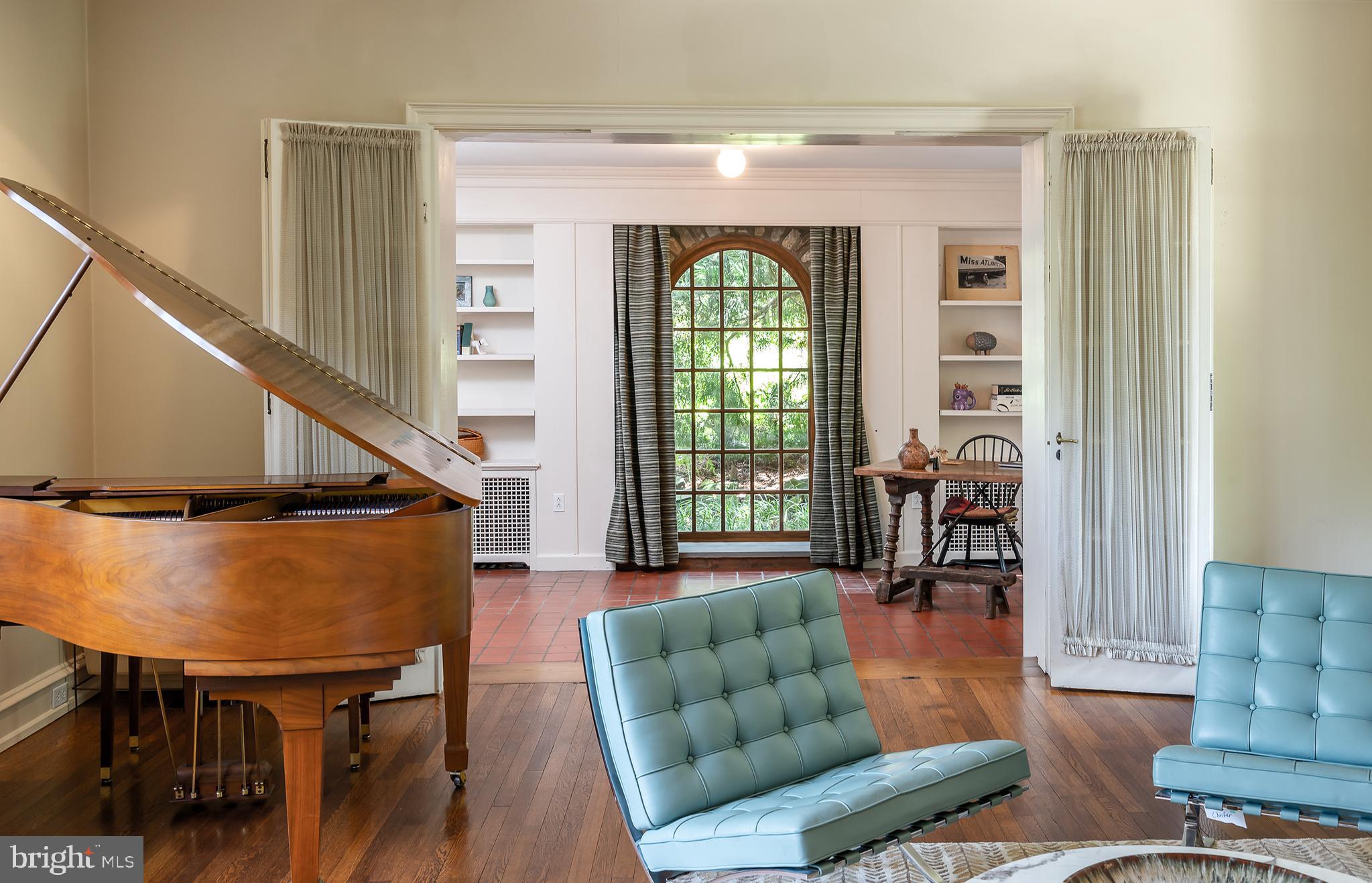 CHESTNUT HILL - Residential