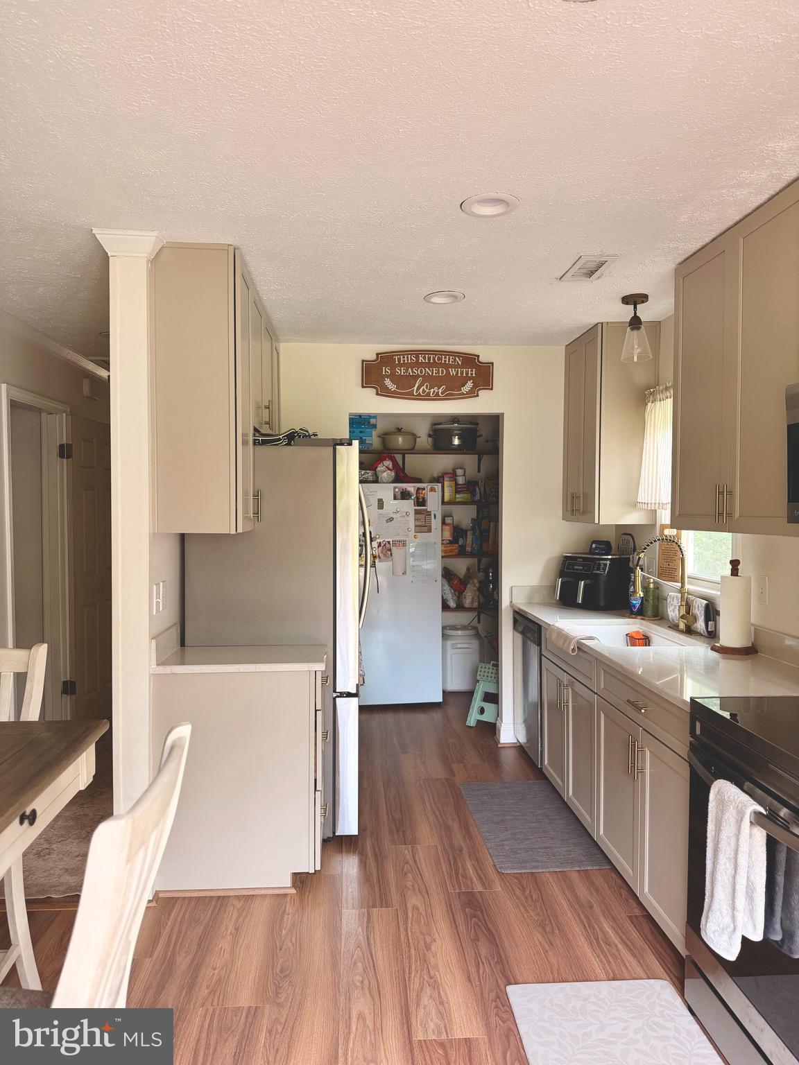 1582 SHELDON LANE