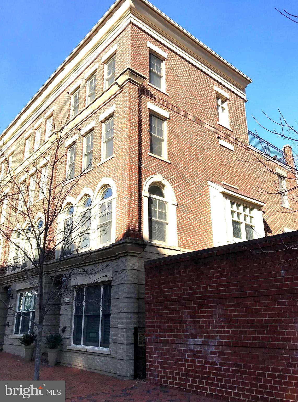 CARLYLE - Residential Lease