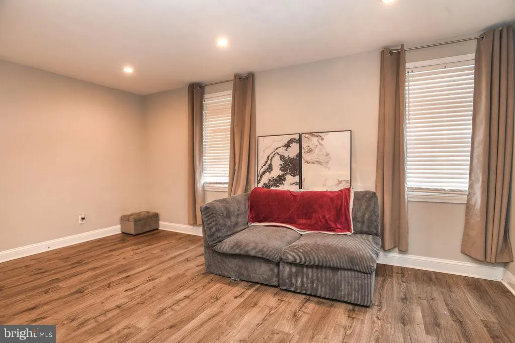 Wilmington, Delaware 19805, United States, 3 Bedrooms Bedrooms, ,2 BathroomsBathrooms,Residential,Contingent,4942