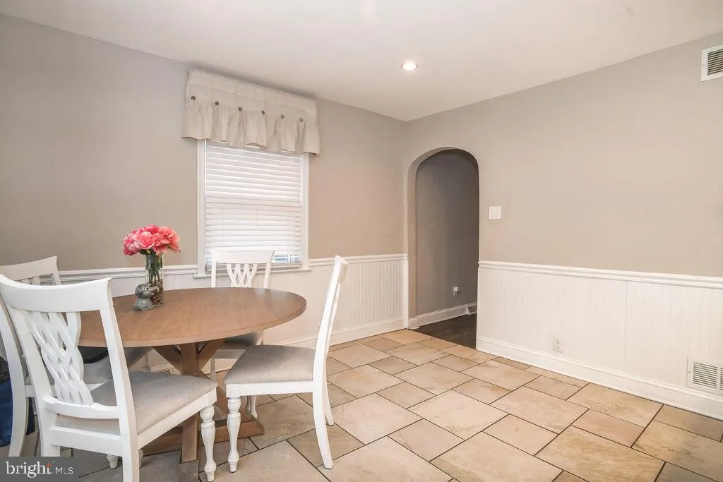 Wilmington, Delaware 19805, United States, 3 Bedrooms Bedrooms, ,2 BathroomsBathrooms,Residential,Contingent,4942