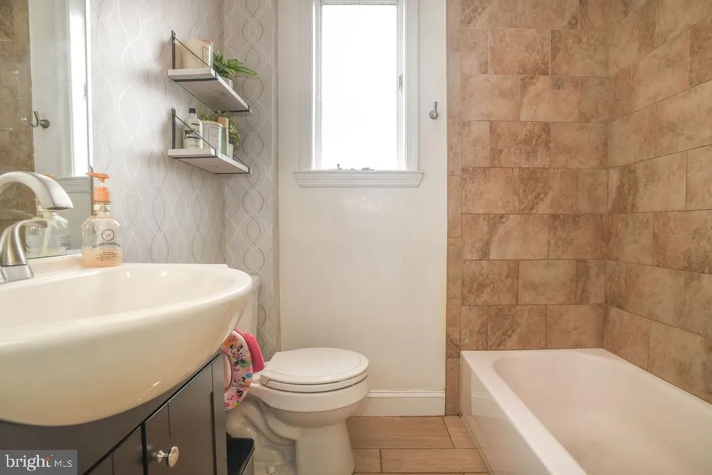 Wilmington, Delaware 19805, United States, 3 Bedrooms Bedrooms, ,2 BathroomsBathrooms,Residential,Contingent,4942