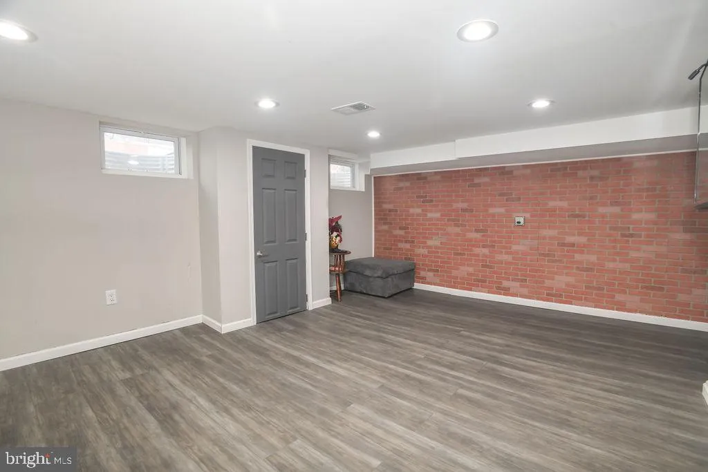 Wilmington, Delaware 19805, United States, 3 Bedrooms Bedrooms, ,2 BathroomsBathrooms,Residential,Contingent,4942