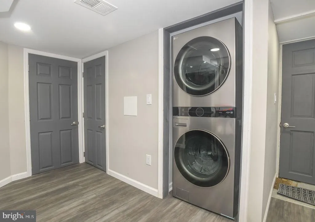 Wilmington, Delaware 19805, United States, 3 Bedrooms Bedrooms, ,2 BathroomsBathrooms,Residential,Contingent,4942