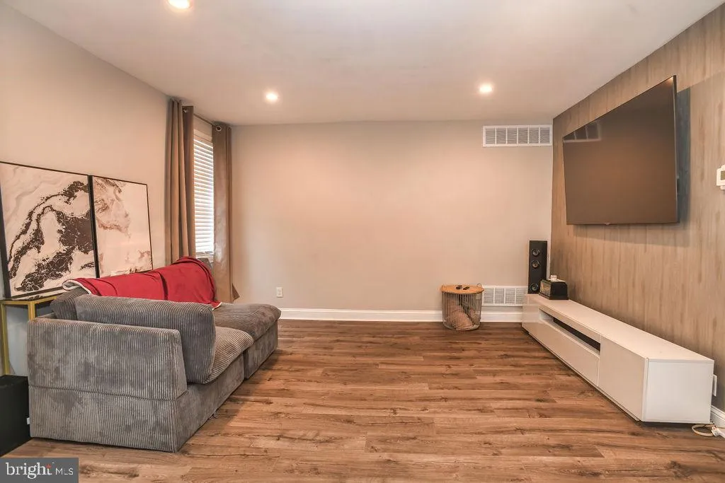 Wilmington, Delaware 19805, United States, 3 Bedrooms Bedrooms, ,2 BathroomsBathrooms,Residential,Contingent,4942