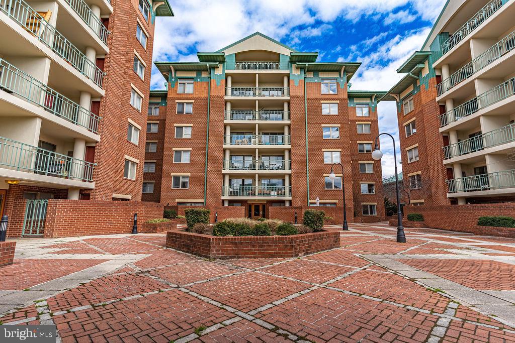 COLECROFT STATION CONDOMINIUM - Residential Lease